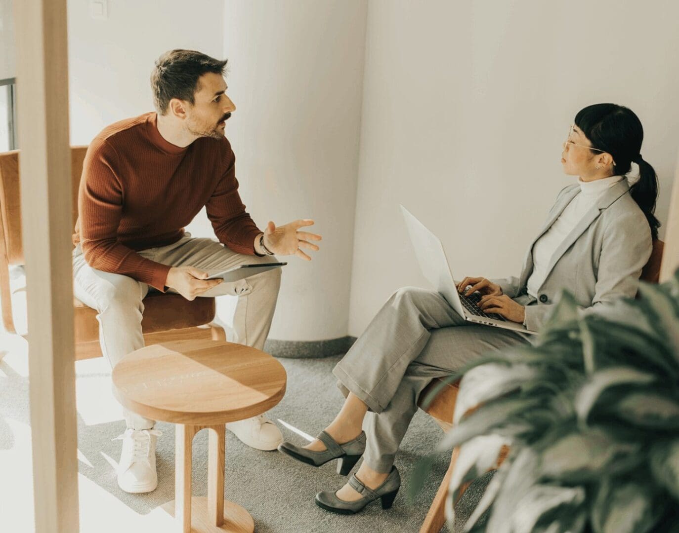 jpeg-optimizer_jpeg-optimizer_GettyImages-1486907053 3 Two people sitting on a chair in front of each other.